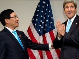 Ngoại trưởng Mỹ John Kerry và người đồng cấp Việt Nam, Bộ trưởng Bộ Ngoại giao Phạm Bình Minh, đã ký tắt thỏa thuận về hạt nhân vào sáng 10/10, tại hội nghị cấp cao ASEAN lần thứ 23 đang diễn ra ở Brunei - Ảnh: AFP.