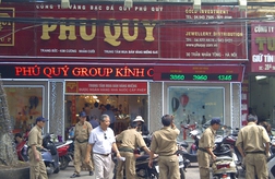 Giá vàng tuột dốc không phanh, người dân đổ xô đi mua