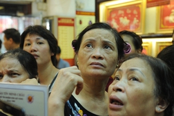 Hoang mang vì giá vàng "nhảy múa", người dân vẫn đổ xô đi mua