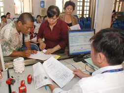 Việc giải quyết thủ tục hành chính cho người dân ở TPHCM thường rơi vào tình trạng quá tải 