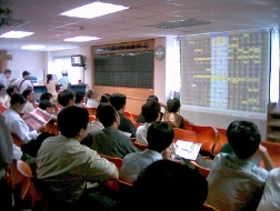 Vắng bóng nhà đầu tư lớn