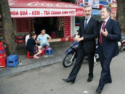 Giáo sư Romano Prodi (phải) tại Hà Nội.
