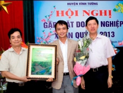 Lãnh đạo huyện Vĩnh Tường tặng hoa và giấy ghi nhận công đức cho ông Trịnh Văn Quyết.