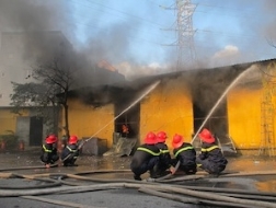 Tái cháy lớn ở kho hàng gần khu vực cầu Vĩnh Tuy