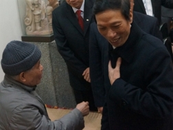 Đồng chí Hồ Đức Việt chúc Tết nguyên Tổng Bí thư Đỗ Mười dịp Tết 2013.