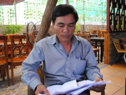 Ông Ngô Đăng Chính trình bày vụ việc với phóng viên.