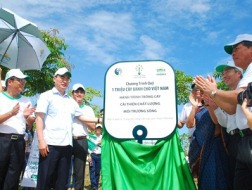 Phó Thủ tướng Nguyễn Thiện Nhân và các đại biểu đặt bảng tên chương trình" Quỹ 1 triệu cây xanh cho Việt Nam" tại TP.Huế