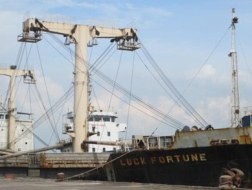 Mặc dù đã được giải tỏa, nhưng tàu Luck Fortune chở 4.800 tấn titan vẫn không dám rời cảng Cát Lở - Vũng Tàu.