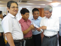 Chủ tịch TP Dương Anh Điền (bìa phải) trả lời kiến nghị của doanh nghiệp trong giờ giải lao