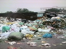 Nhiều bô rác lộ thiên khiến người dân nghẹt thở
