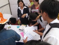  Sinh viên Trường ĐH Nông Lâm TP HCM tìm việc làm tại ngày hội việc làm do trường tổ chức. Ảnh: MAI THANH