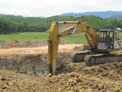 Múc đất ruộng ở thôn Hòa Phước.