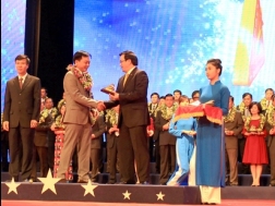 TGĐ Tập đoàn FLC Doãn Văn Phương nhận giải thưởng Sao Vàng đất Việt 2013