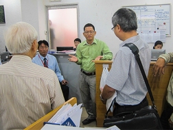 Ngô Đình Linh (xòe tay) đang “đấu” với HĐQT Trường ĐHHV
