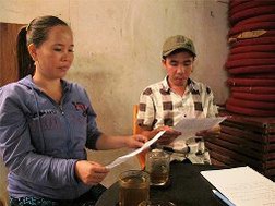 Vật vã chờ lương