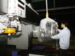 Việc cho DN được ưu đãi thuế trong tương lai sẽ gây ra nhiều hệ lụy xấu (Trong ảnh: Công nhân Vinaxuki vận hành thiết bị trong dây chuyền lắp ráp ô tô) Ảnh: Hồng Vĩnh .