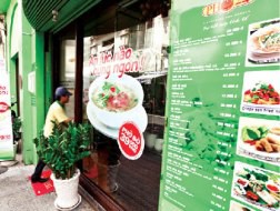 Đằng sau chuyện DN Việt 'bán mình' để 'chạy làng'