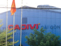 Logo Cadivi đã được thay đè lên logo cũ của Cáp Sài Gòn trên tường nhà máy.