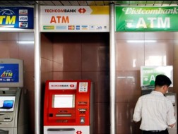 Khách hàng nên tránh giờ cao điểm để rút tiền trên máy ATM (ảnh: Việt Hưng). 