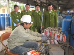 Lô bình gas không đạt tiêu chuẩn bị tiêu hủy.