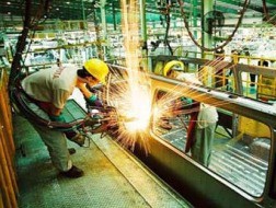 Doanh nghiệp đang “tắc” cả hai đầu