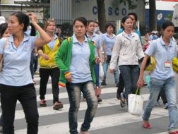 Trích đóng BHXH thấp khiến người lao động chỉ nhận được lương hưu còm cõi, khó kham nổi chi phí sinh hoạt khi về già. Trong ảnh: Công nhân sau giờ tan ca.