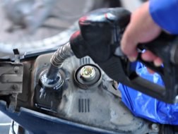 Xăng bất ngờ giảm 301 đồng/lít