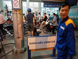 Xăng dầu đột ngột tăng giá: Đánh úp người tiêu dùng