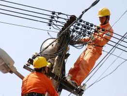 Mất điện toàn miền Nam do một chiếc xe cẩu
