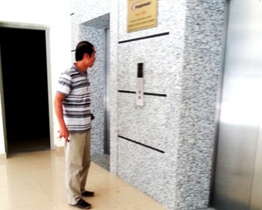 Vụ thang máy rơi tự do: Quản lý tòa nhà xin lỗi người dân