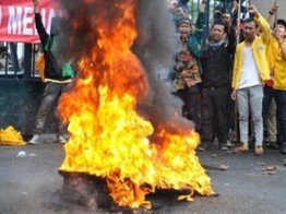 Indonesia: Giá xăng tăng 33%, dân biểu tình rầm rộ