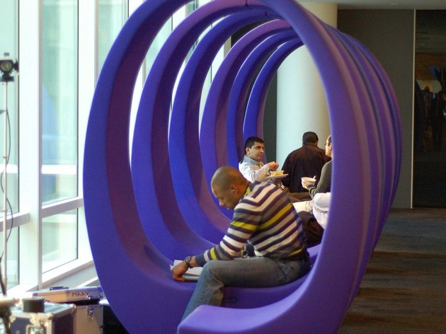 31 văn phòng làm việc 'đẹp như mơ' bất cứ nhân viên nào cũng khao khát (P1) - van-phong-lam-viec-cua-cac-nhan-vien-hang-tin-bloomberg-co-thiet-ke-vo-cung-sang-tao.jpg