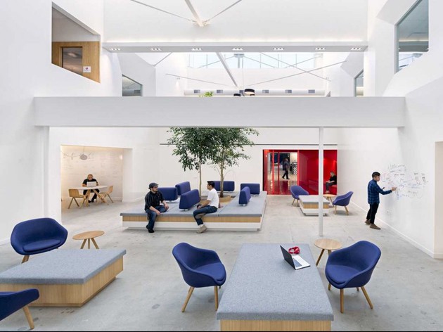 31 văn phòng làm việc 'đẹp như mơ' bất cứ nhân viên nào cũng khao khát (P1) - khong-gian-lam-viec-cua-hang-dien-tu-beats-duoc-bao-phu-boi-mot-mau-trang.jpg