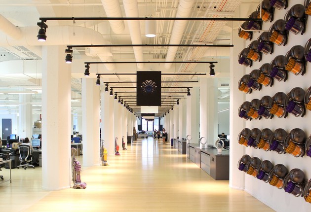 31 văn phòng làm việc 'đẹp như mơ' bất cứ nhân viên nào cũng khao khát (P1) - van-phong-hang-san-xuat-dien-tu-dyson-khong-chi-rong-thoang-dang-ma-con-duoc-trung-bay-mot-chiec-mini-cooper-dep-mat-tai-sanh-chinh.jpg