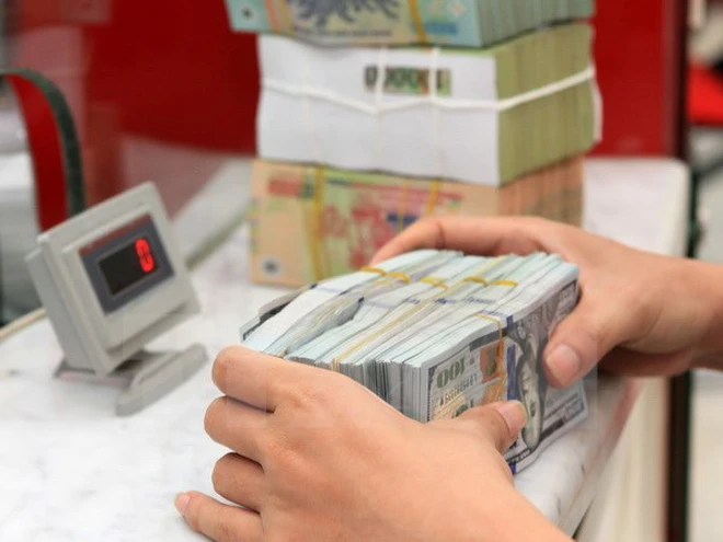 Giá USD ngân hàng bật tăng mạnh lên sát mức trần