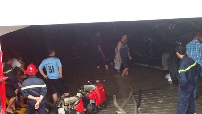 Tầng hầm chung cư gây họa: Nhiều xe hỏng do ngập nước