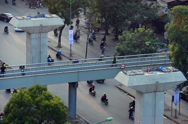 Tháo dỡ cầu đi bộ để phục vụ đề án đường sắt Cát Linh – Hà Đông