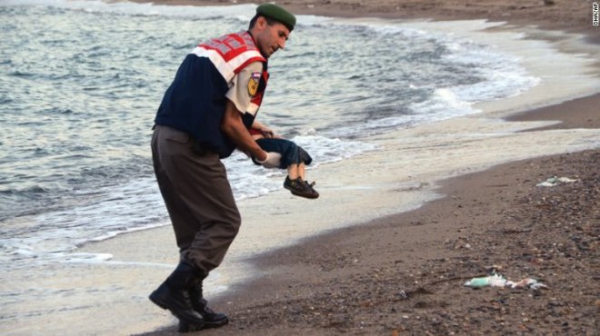 Đau nhói hình cậu bé di cư 3 tuổi chết thảm ở bờ biển
