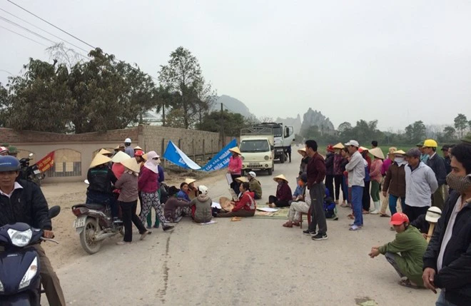 Nhà máy bị dân bao vây phản đối phải di dời