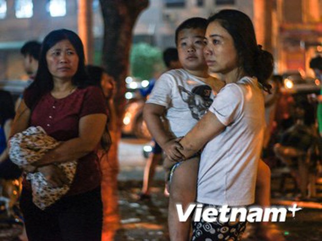 Hà Nội: Cháy chung cư Linh Đàm giữa đêm, dân bỏ nhà tháo chạy