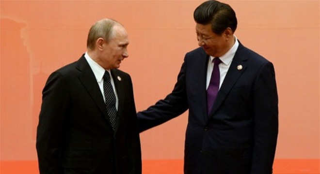 Chủ tịch Trung Quốc Tập Cận Bình (phải) và Tổng thống Nga Vladimir Putin tại Thượng Hải ngày 20/5 - Ảnh: AP.