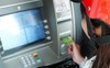 Hà Nội: Nhiều cây ATM hết tiền, trả tiền nhỏ giọt