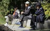 Hàn Quốc đau đầu vì dân “không chịu tiêu tiền”