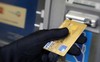 Mất tiền trong thẻ ATM: Khách hàng có luôn ở thế yếu?