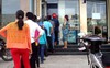 Liệu có tái diễn tình trạng lương, thưởng “kẹt” trong ATM?