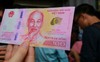 Chuyên gia nói gì việc dân xếp hàng, chợ đen “hét” giá 200.000 đồng tờ tiền 100 đồng?