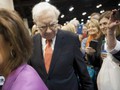  Berkshire Hathaway bị hạ xếp hạng tín dụng 
