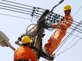 Mất điện toàn miền Nam do một chiếc xe cẩu