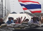 Ông Suthep thách bà Yingluck quay lại văn phòng
