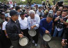 Bà Yingluck bị bao vây